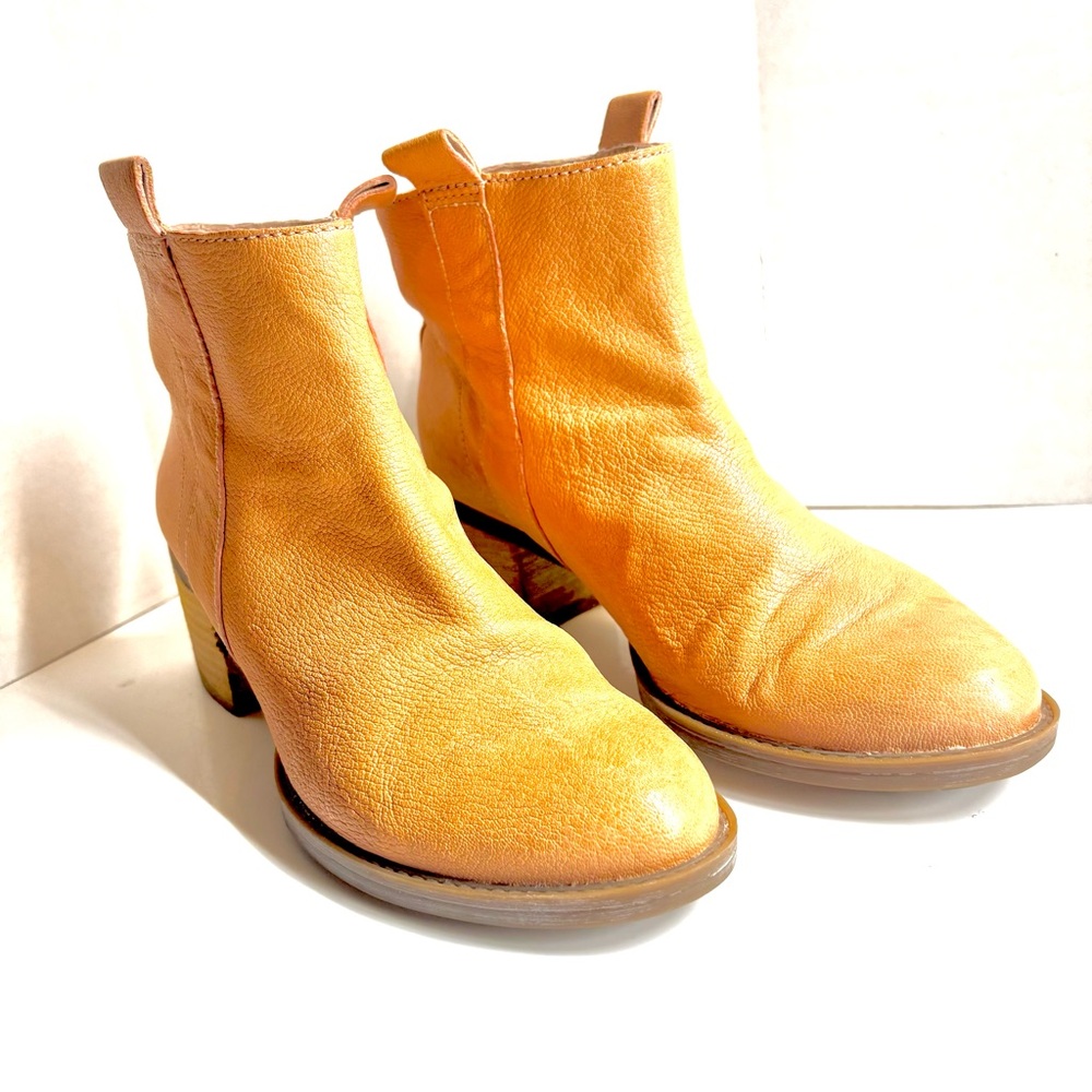 Clarks Narrative Boots Tan Leather Booties Size 7.5 pull-on